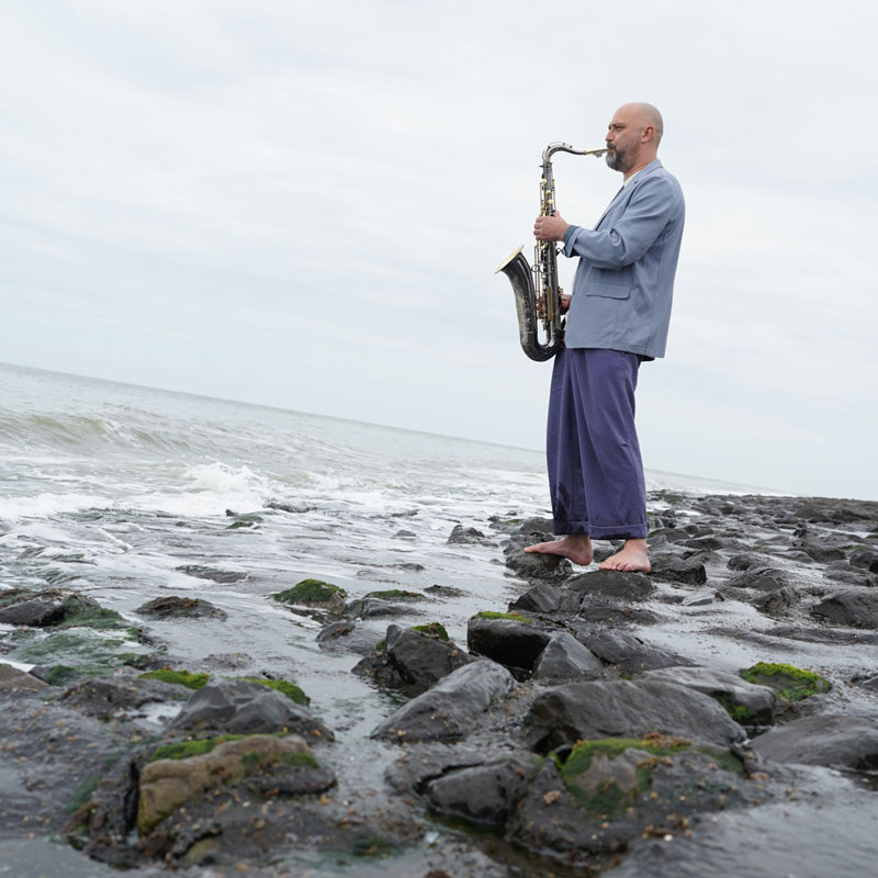 Saxophonist Nikolay Ksakov an der See