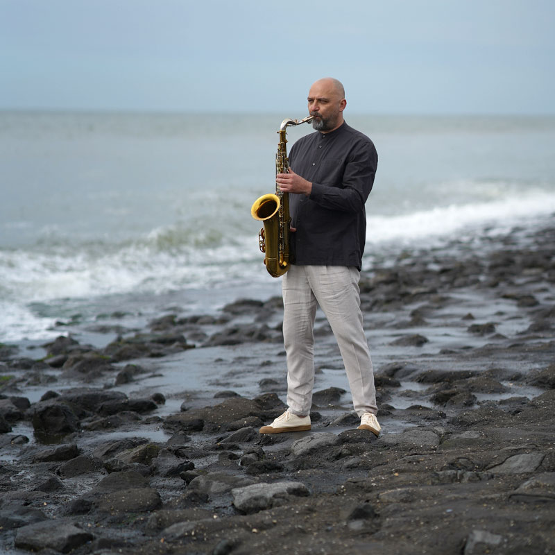 Saxophonist Nikolay Ksakov an der See