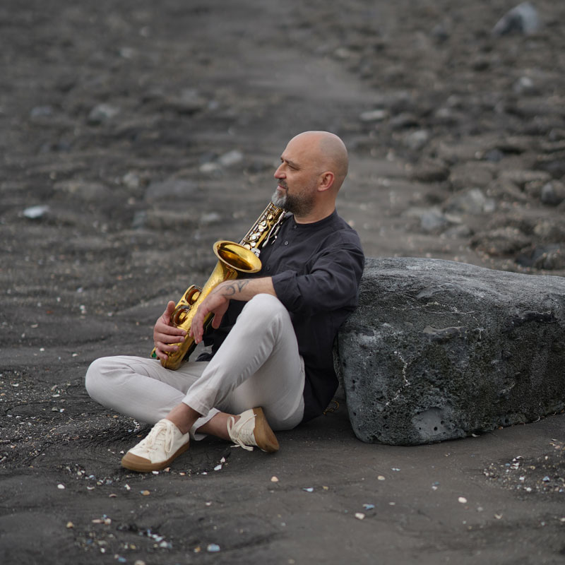 Saxophonist Nikolay Ksakov an der See